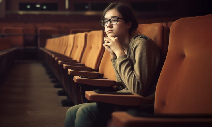 «К дочери никто не пришел на день рождения». Как помочь подростку это пережить