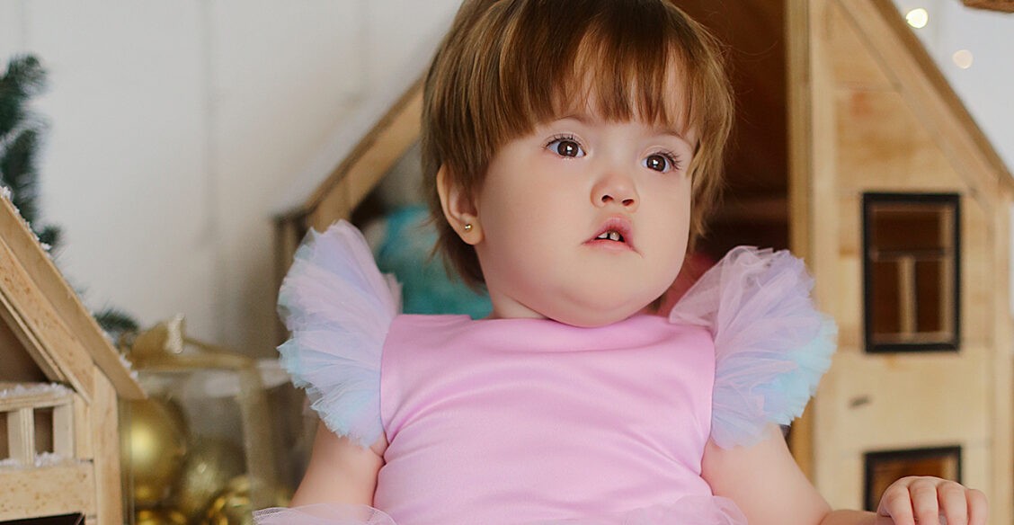 Веронике три года. После операции на позвоночнике ей трудно научиться ходить