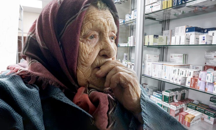 «Смотрю на сыр на витрине и плачу». Как живут люди с пенсией, равной прожиточному минимуму