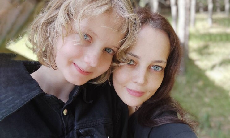 «Мои дети плачут, когда полиция стучит в дверь». Многодетную мать преследует бывший муж