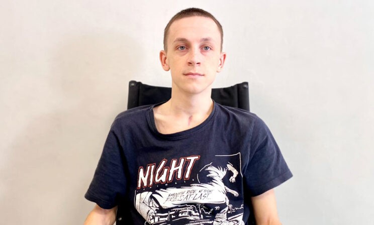 Даня выполнял сальто и получил травму. Молодой человек не может ходить