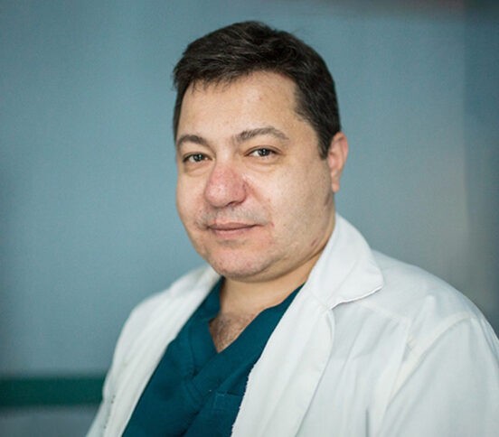«На операции я упал в обморок и понял, что уже не уйду». Кардиохирург Рубен Мовсесян — о тайне сердца и битве за жизнь