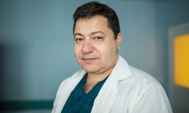 «На операции я упал в обморок и понял, что уже не уйду». Кардиохирург Рубен Мовсесян — о тайне сердца и битве за жизнь