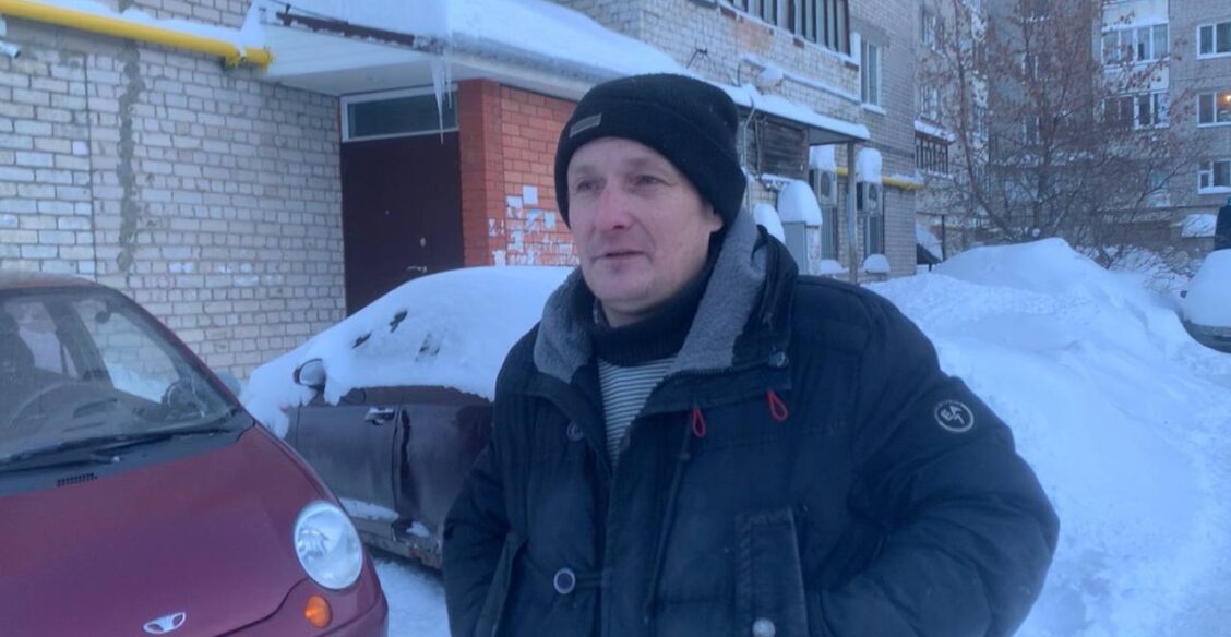 «Девочку я на лету поймал». Водитель спас детей, которых отец хотел выбросить из окна пятиэтажки