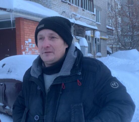 «Девочку я на лету поймал». Водитель спас детей, которых отец хотел выбросить из окна пятиэтажки