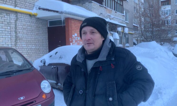 «Девочку я на лету поймал». Водитель спас детей, которых отец хотел выбросить из окна пятиэтажки