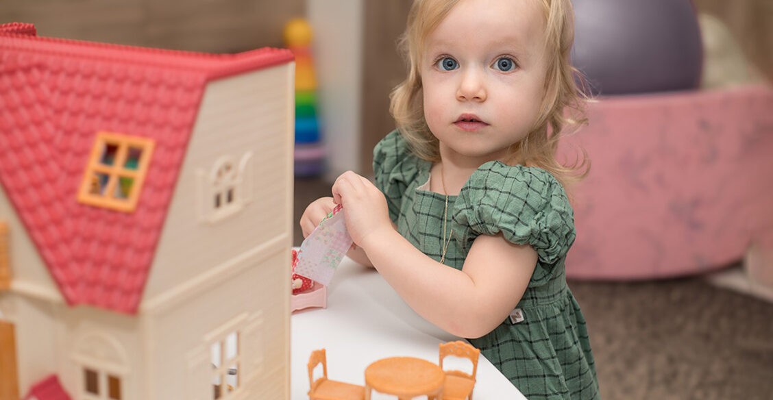 У Амелии деформируются ноги. Врачи не знают, что с девочкой