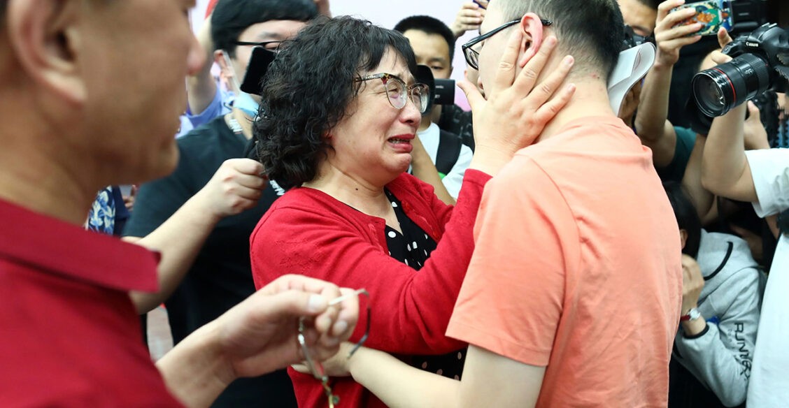 В Китае мать 32 года искала похищенного сына. Они встретились в День матери