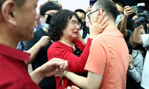В Китае мать 32 года искала похищенного сына. Они встретились в День матери