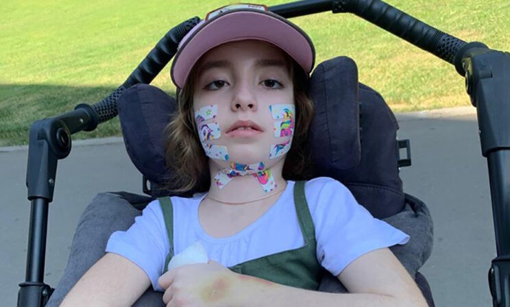 Соня попала в аварию. Девочка не может ходить и говорить