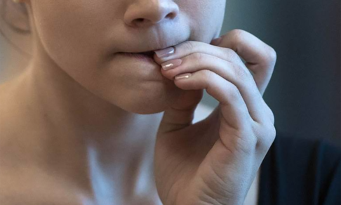 «Подросток грызет ногти — как ему помочь?» 5 советов врача-психиатра