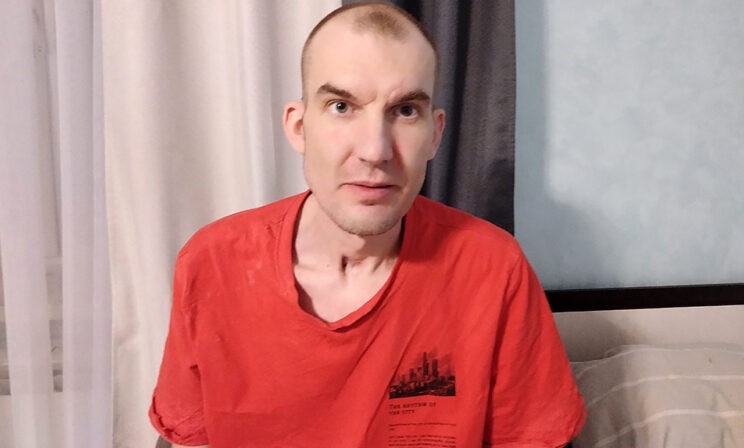 Максим пережил кому, заново научился ходить и говорить. Но внезапно ослеп