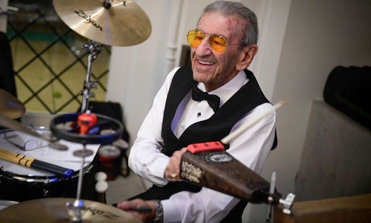 «В концлагере меня спасли песни». Соломону Дрейеру 98 лет, он продолжает играть на барабанах