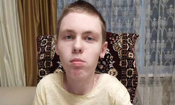 Из-за сколиоза у Игоря сильно сдавлены внутренние органы, ему тяжело дышать