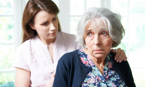 «Мама говорит, что ее травит соседка». 10 признаков деменции, которые помогут ее не пропустить