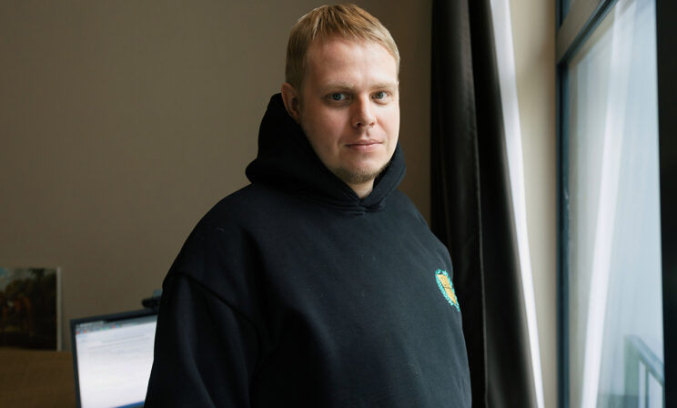 «Ребенка заталкивают в сильный класс, а там я». Учитель математики и эксперт ЕГЭ Антон Низовцев
