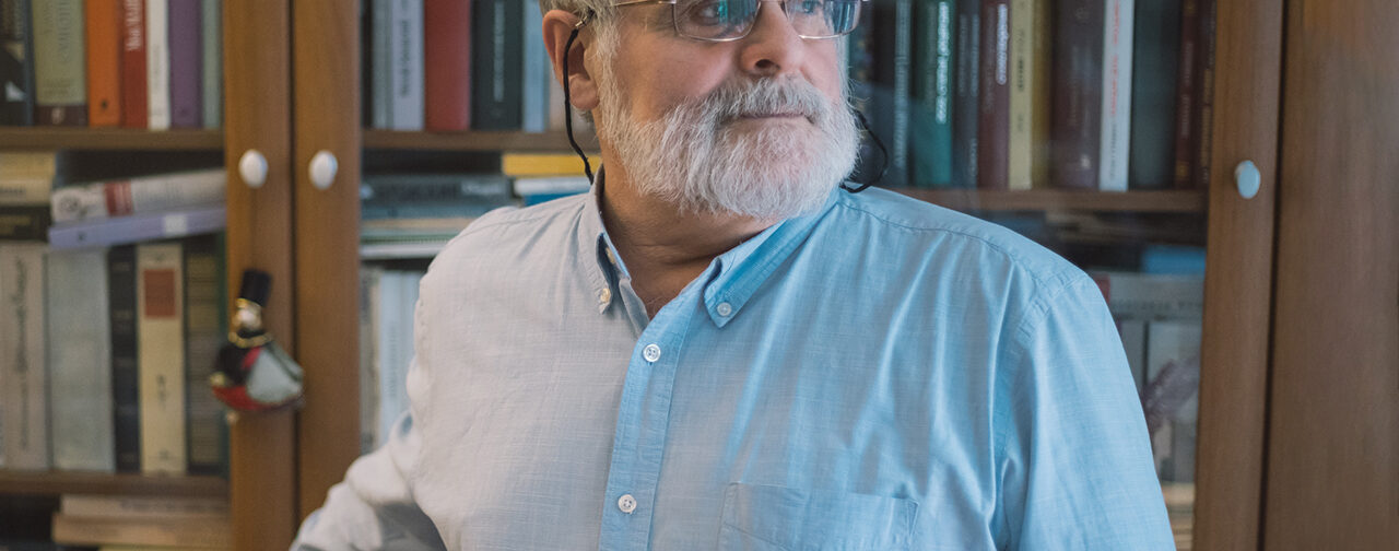 «Дети думают, что учебник надо прочитать и запомнить». Учитель литературы Эдуард Безносов — о ЕГЭ и воспитании