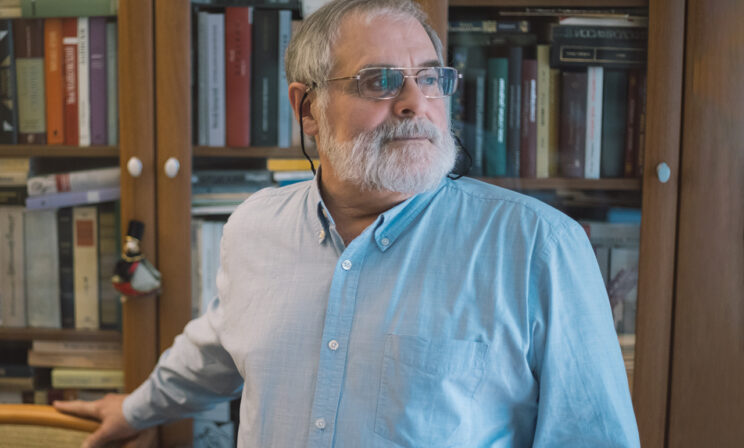 «Дети думают, что учебник надо прочитать и запомнить». Учитель литературы Эдуард Безносов — о ЕГЭ и воспитании