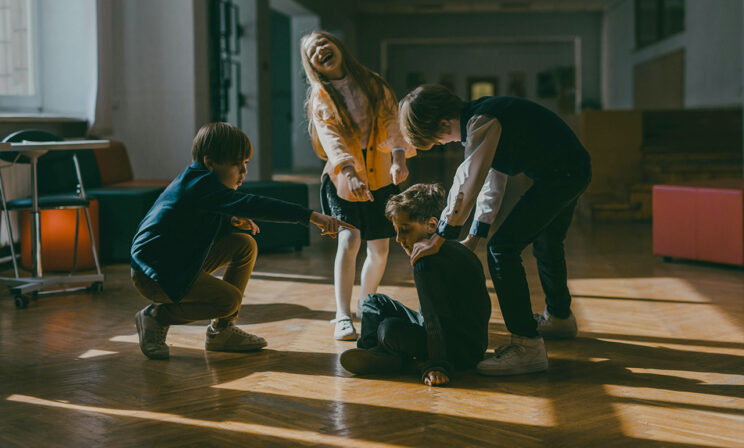 Ребенка травят в школе, а родители подают в суд. В Госдуме готовят закон о буллинге