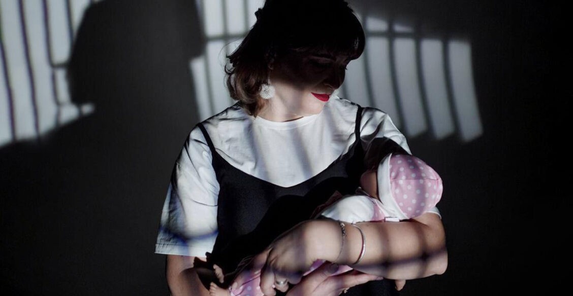 «Мой ребенок родился за решеткой». Как дети растут в колониях