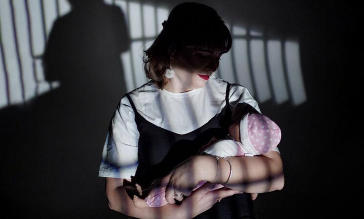 «Мой ребенок родился за решеткой». Как дети растут в колониях