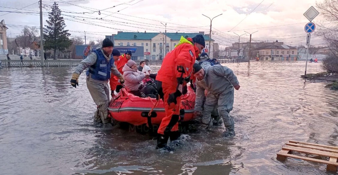 «Наш дом в воде по крышу». Жители Орска — о прорыве дамбы