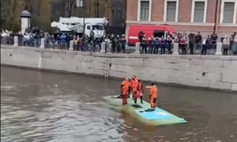 В Петербурге автобус с пассажирами упал в реку. Три человека погибли (обновляется)