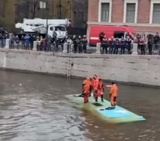 В Петербурге автобус с пассажирами упал в реку. Есть погибшие и пострадавшие (материал обновляется)