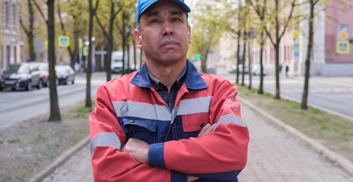 «Друг другу помогать надо». Петербургский дворник Олимжон Ибрагимов спас людей из огня