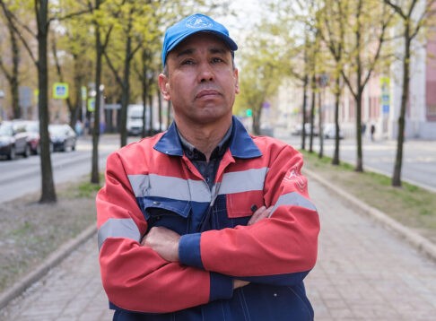 «Друг другу помогать надо». Петербургский дворник Олимжон Ибрагимов спас людей из огня