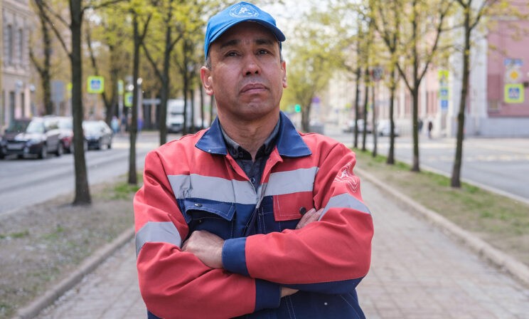 «Друг другу помогать надо». Петербургский дворник Олимжон Ибрагимов спас людей из огня