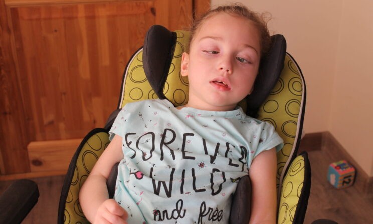 Мила заболела вирусным энцефалитом и впала в кому