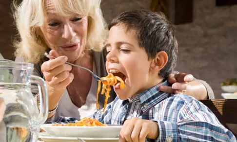 «Что надеть — мама решила, чем ужинать — бабушка…» Почему ребенку трудно делать выбор