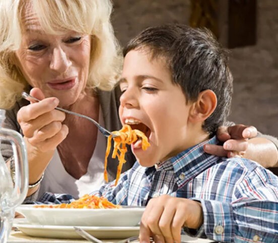«Что надеть — мама решила, чем ужинать — бабушка…» Почему ребенку трудно делать выбор