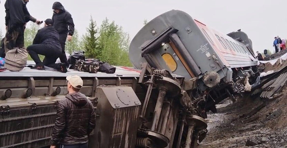 В Коми сошли с рельсов 9 вагонов пассажирского поезда. Пострадали около 70 человек (обновляется)