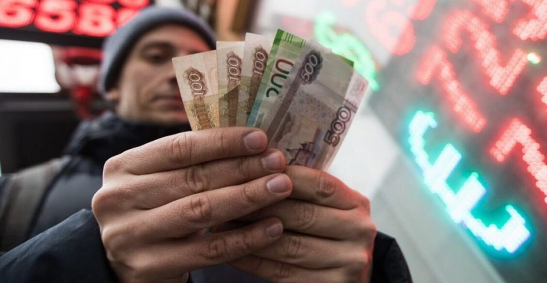Мосбиржа попала под санкции. Что будет с курсом рубля и ценами?