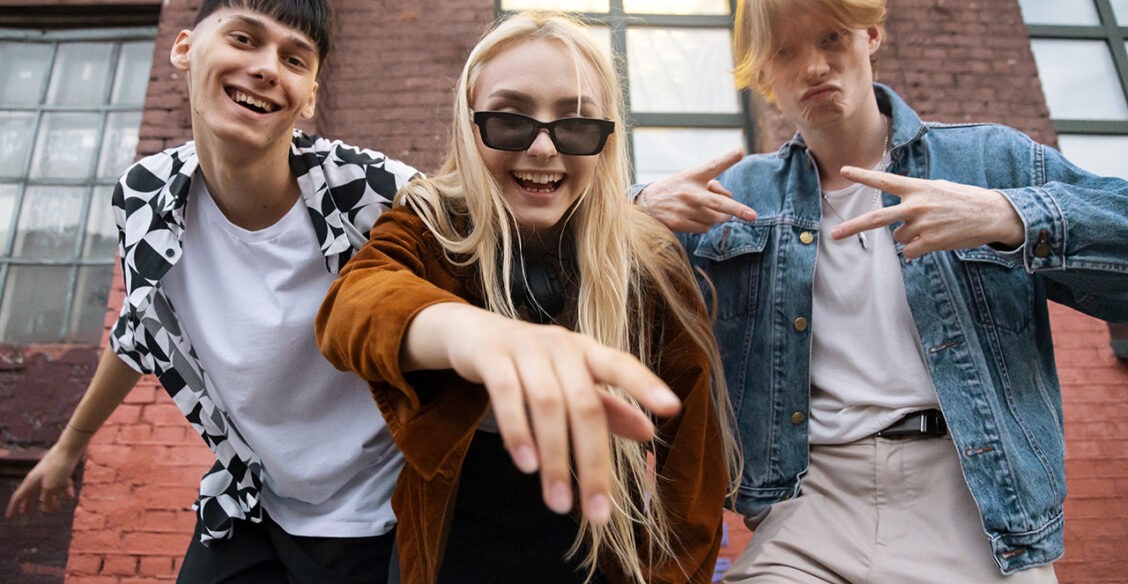 Сын грубо шутит. Как объяснить, что он может кого-то ранить?