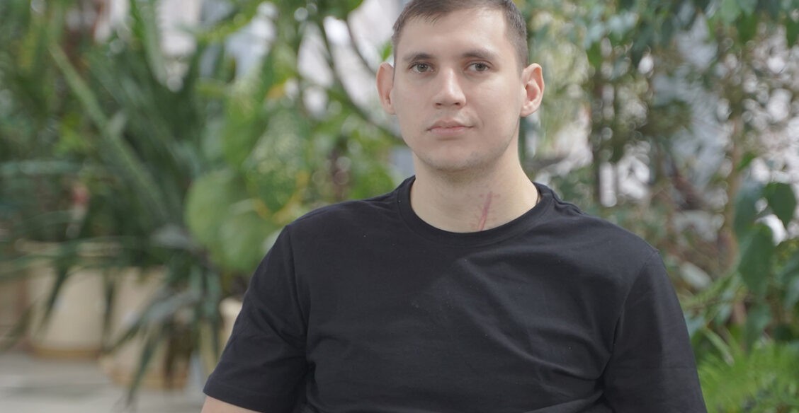 Андрей сорвался с турника и повредил позвоночник. Операцию сделали только через три месяца