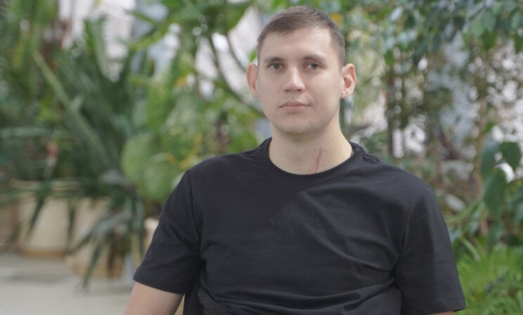 Андрей сорвался с турника и повредил позвоночник. Операцию сделали только через три месяца