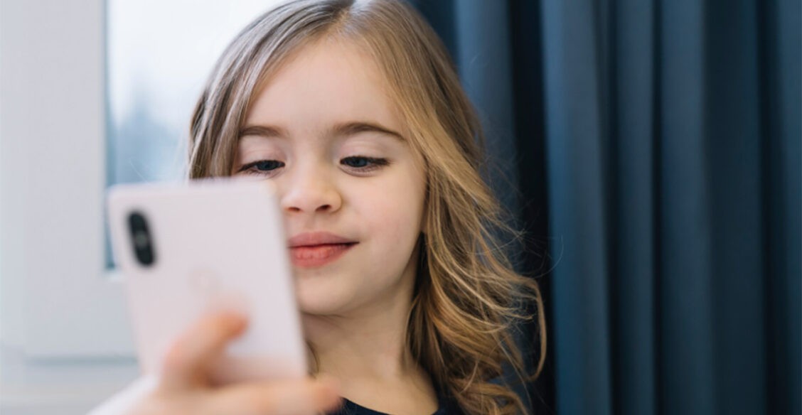 «Моя 5-летняя дочь снимает ролики для YouTube. Не рано ли?»