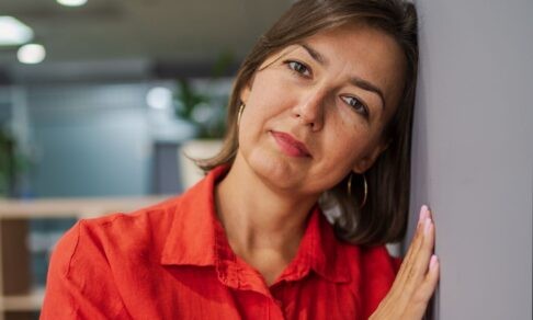 «Три года назад я хоронила дочерей, сидя в коляске». Какие ответы Оксана нашла с тех пор