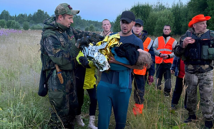 В Архангельске двухлетняя девочка больше двух часов провела в болоте. Ее спасли волонтеры «Лиза Алерт»