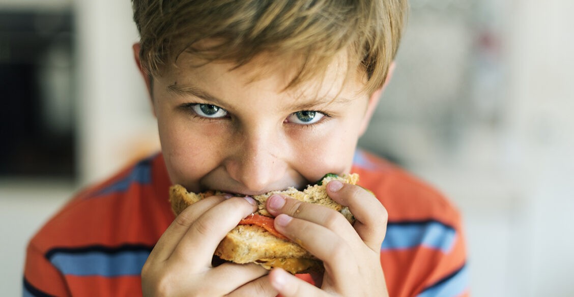«15-летний сын поправился — много ест, но все время голодный». Что с ним происходит?