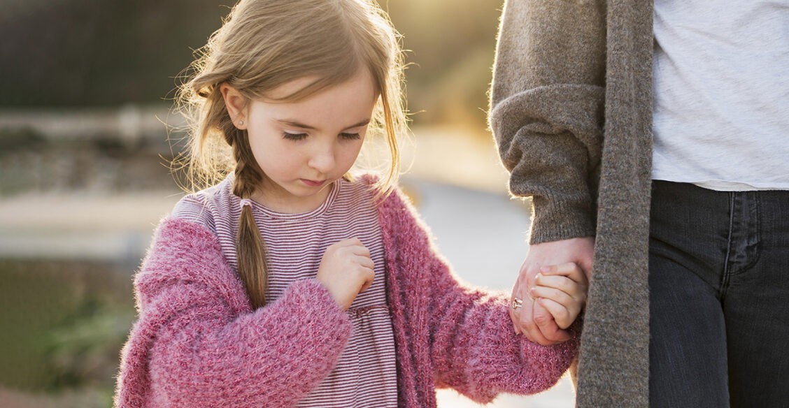 «Обещает приехать к дочке и в последний момент всё отменяет». Матери — о воспитании детей после развода