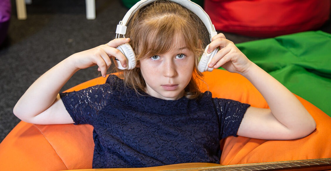 Вредно ли часто слушать музыку в наушниках?