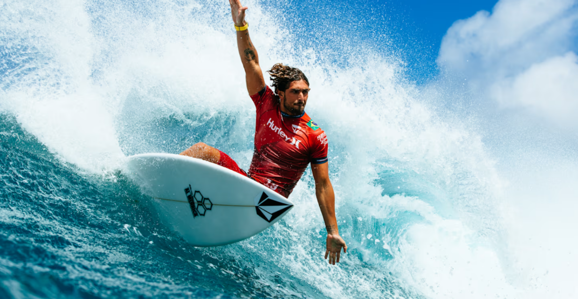 «Пять шагов вперед, два назад». Серфер чуть не погиб, а спустя год завоевал серебро на Олимпиаде