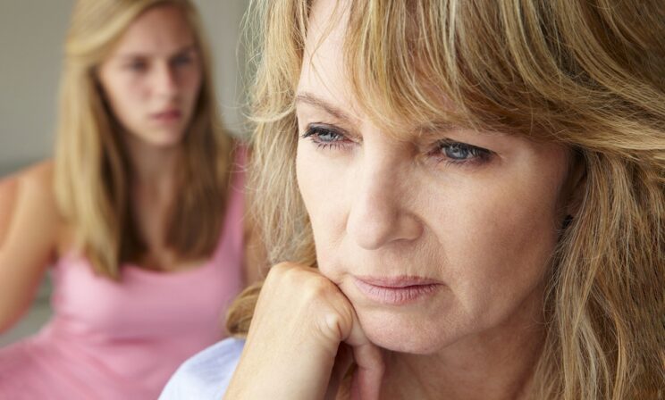 «Сдала ЕГЭ и поступила на бюджет, а мама все равно недовольна». Как реагировать на обесценивание?