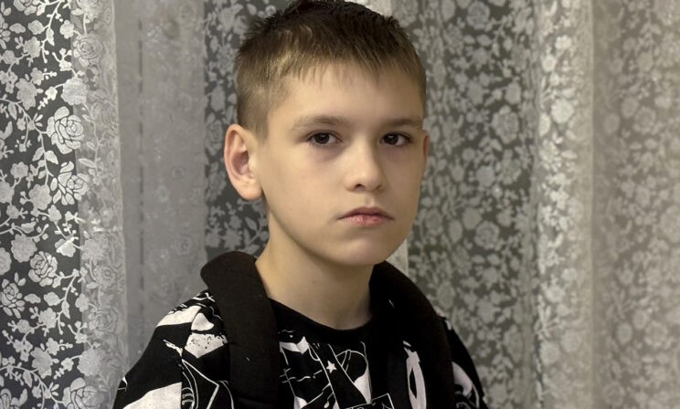 На Сашу упала ледяная глыба с крыши пятиэтажного дома