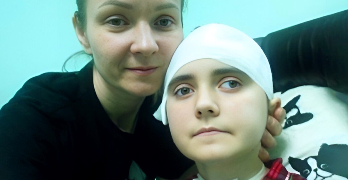 Алису сбила машина. Водитель скрылся с места аварии, а девочка впала в кому