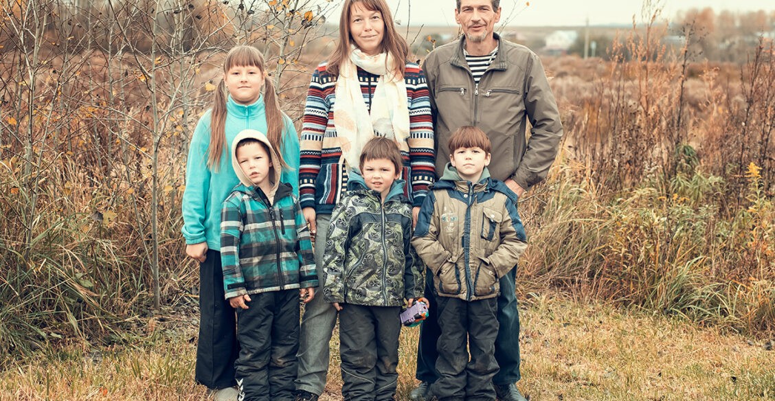 Многодетная семья осталась без дома